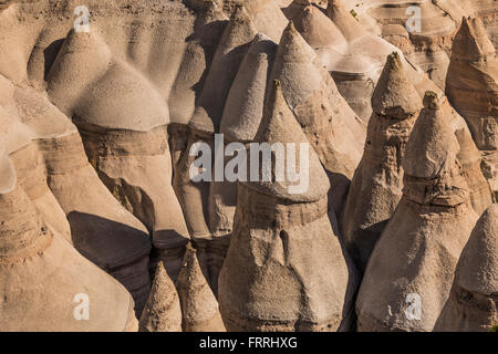 En forme de tente sur l'emplacement considéré hoodoos Canyon Trail à Kasha-Katuwe Tent Rocks National Monument à New Mexico, USA Banque D'Images