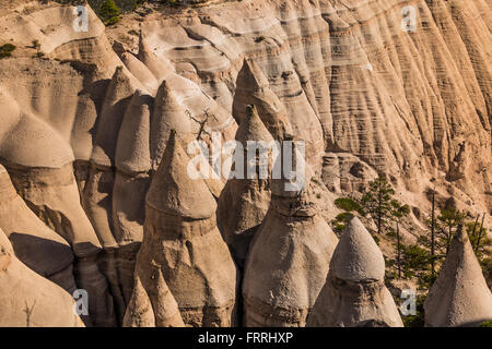 En forme de tente sur l'emplacement considéré hoodoos Canyon Trail à Kasha-Katuwe Tent Rocks National Monument à New Mexico, USA Banque D'Images