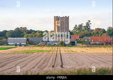 Château d'Orford Suffolk, vue sur le château construit par Henry II dans la ville de Suffolk d'Orford entre 1165 et 1173 pour consolider son pouvoir dans l'est de l'Anglia, Royaume-Uni Banque D'Images