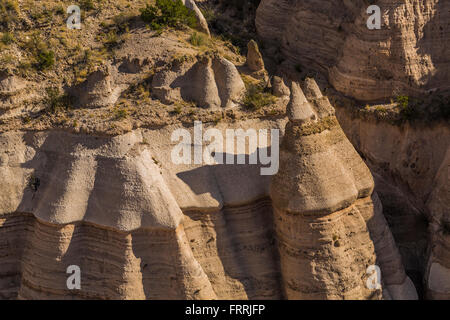 En forme de tente sur l'emplacement considéré hoodoos Canyon Trail à Kasha-Katuwe Tent Rocks National Monument à New Mexico, USA Banque D'Images