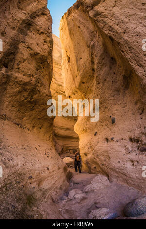 Karen Rentz randonnée à travers la fente étroite le long de la fente canyon Canyon Trail à Kasha-Katuwe Tent Rocks National Monument à Ne Banque D'Images