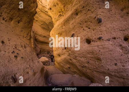 Karen Rentz randonnée à travers la fente étroite le long de la fente canyon Canyon Trail à Kasha-Katuwe Tent Rocks National Monument à Ne Banque D'Images