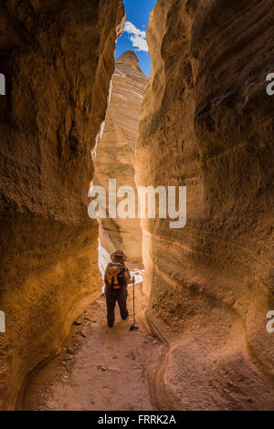 Karen Rentz randonnée à travers la fente étroite le long de la fente canyon Canyon Trail à Kasha-Katuwe Tent Rocks National Monument à Ne Banque D'Images