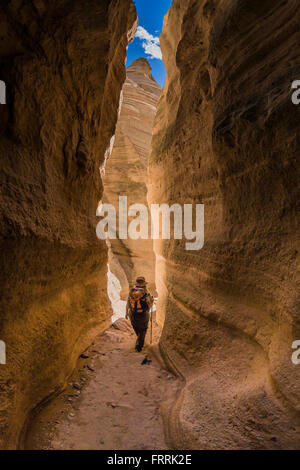 Karen Rentz randonnée à travers la fente étroite le long de la fente canyon Canyon Trail à Kasha-Katuwe Tent Rocks National Monument à Ne Banque D'Images