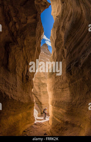 Karen Rentz randonnée à travers la fente étroite le long de la fente canyon Canyon Trail à Kasha-Katuwe Tent Rocks National Monument à Ne Banque D'Images