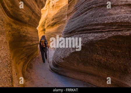 Karen Rentz randonnée à travers la fente étroite le long de la fente canyon Canyon Trail à Kasha-Katuwe Tent Rocks National Monument à Ne Banque D'Images