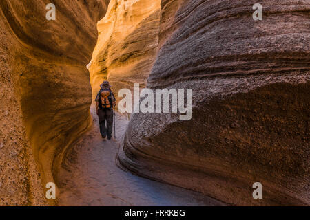 Karen Rentz randonnée à travers la fente étroite le long de la fente canyon Canyon Trail à Kasha-Katuwe Tent Rocks National Monument à Ne Banque D'Images