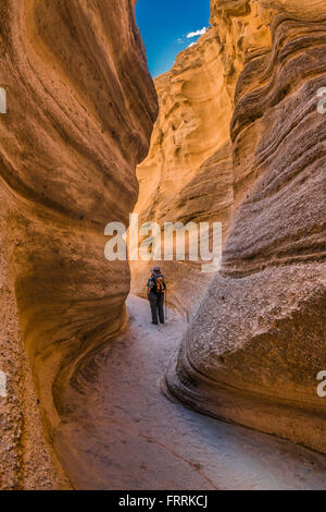 Karen Rentz randonnée à travers la fente étroite le long de la fente canyon Canyon Trail à Kasha-Katuwe Tent Rocks National Monument à Ne Banque D'Images