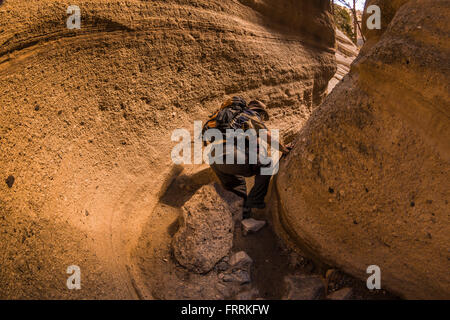 Karen Rentz randonnée à travers la fente étroite le long de la fente canyon Canyon Trail à Kasha-Katuwe Tent Rocks National Monument à Ne Banque D'Images