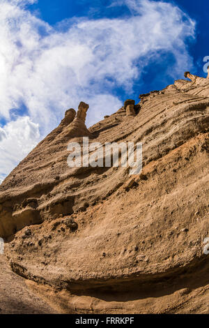 Les cheminées et les falaises le long du sentier en boucle grotte à Kasha-Katuwe Tent Rocks National Monument à New Mexico, USA Banque D'Images