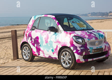 La voiture Smart fortwo colorée exposée sur la plage de Bournemouth, Dorset Royaume-Uni en mars Banque D'Images