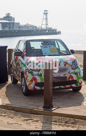 La voiture Smart fortwo colorée exposée sur la plage de Bournemouth, Dorset Royaume-Uni en mars Banque D'Images