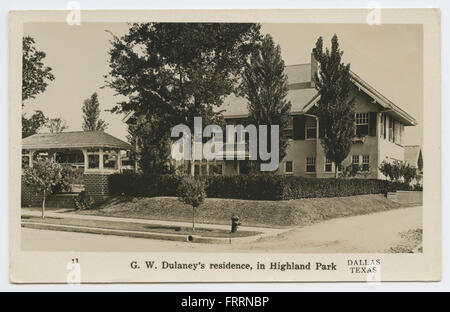 Une vraie carte postale photo (RPPC) de la résidence de G.W. Dulaney à Highland Park, Dallas, Texas, montrant un grand manoir dans un quartier résidentiel. Banque D'Images