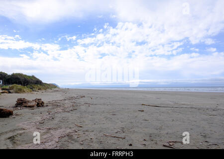 Grande plage à marée basse sur la côte de l'Oregon montrant la côte de sable et l'océan Pacifique. Banque D'Images