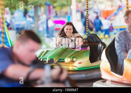 Mère et fille en auto tamponneuse à fun fair Banque D'Images