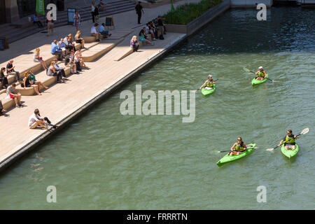 Les kayakistes sur la rivière Chicago s'arrêtent à la Riverwalk sur une journée d'été à Chicago, Illinois, USA Banque D'Images