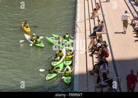 Les kayakistes sur la rivière Chicago s'arrêtent à la Riverwalk sur une journée d'été à Chicago, Illinois, USA Banque D'Images