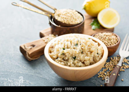 Salade de quinoa au citron dans un bol Banque D'Images