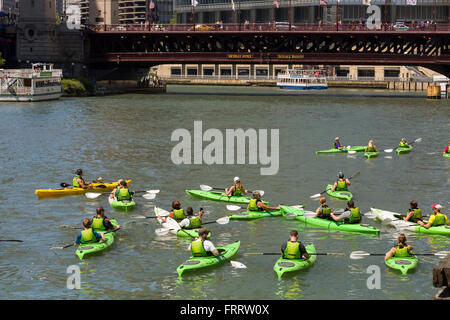 Les kayakistes sur la rivière Chicago avec la DuSable pont sur un jour d'été à Chicago, Illinois, USA Banque D'Images