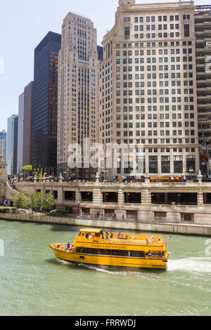 Le taxi de l'eau descend dans la rivière Chicago près du pont DuSable sur un jour d'été à Chicago, Illinois, USA Banque D'Images