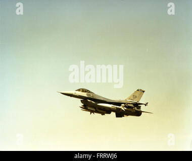 Cette image de la collection René Francillon présente un Alpha Jet français, un avion d'attaque légère et un avion d'entraînement avancé. L'Alpha Jet a été développé par Dassault et est utilisé par diverses forces aériennes pour des attaques légères et des missions d'entraînement. Banque D'Images