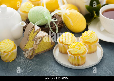 Cupcakes au citron pour Pâques Banque D'Images