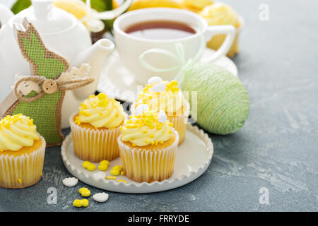 Cupcakes au citron pour Pâques Banque D'Images