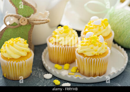 Cupcakes au citron pour Pâques Banque D'Images