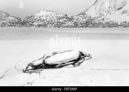 Lac Storvatnet devant le paysage de la montagne sur l'île de Lofoten Flakstadoy en hiver. Banque D'Images
