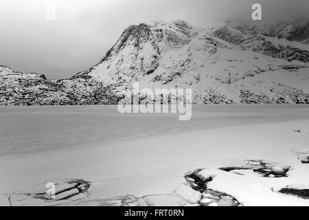 Lac Storvatnet devant le paysage de la montagne sur l'île de Lofoten Flakstadoy en hiver. Banque D'Images