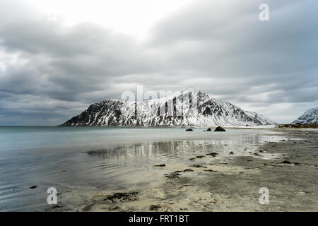 Skagsanden Beach dans les îles Lofoten, Norvège en hiver sur un jour nuageux. Banque D'Images