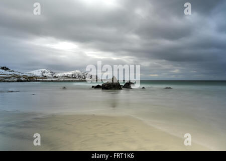 Skagsanden Beach dans les îles Lofoten, Norvège en hiver sur un jour nuageux. Banque D'Images