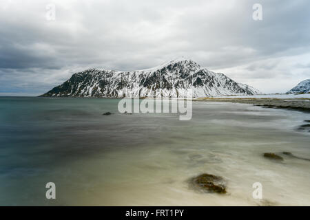 Skagsanden Beach dans les îles Lofoten, Norvège en hiver sur un jour nuageux. Banque D'Images