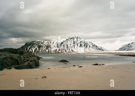 Skagsanden Beach dans les îles Lofoten, Norvège en hiver sur un jour nuageux. Banque D'Images