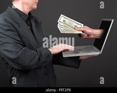 L'homme en chemise noire et costume holding et gagner beaucoup d'argent Banque D'Images