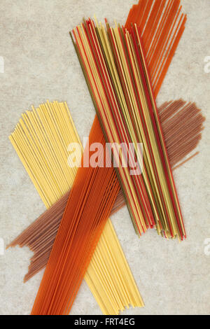 Aliments secs pâtes spaghetti résumé fond sur papier de chanvre naturel. Banque D'Images