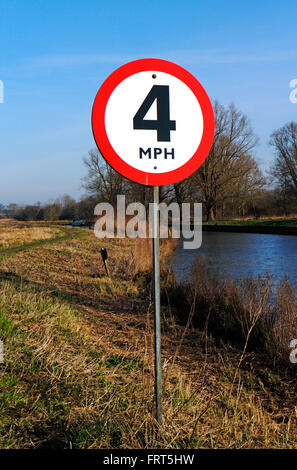 Une limite de vitesse de 4 mi/h signe pour la circulation des bateaux par le chet rivière sur les Norfolk Broads à Chedgrave, Norfolk, Angleterre, Royaume-Uni. Banque D'Images