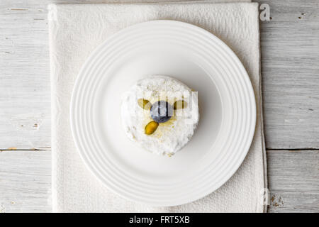 Cake à la pistache et blueberry sur la vue de dessus de table en bois blanc Banque D'Images