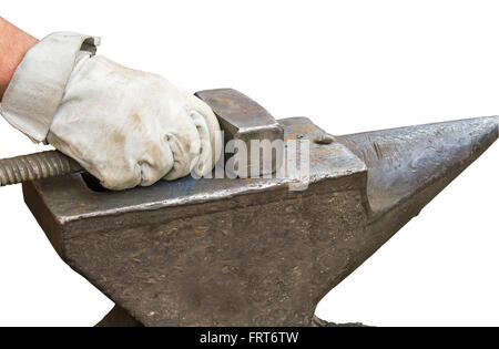 La main du forgeron, vêtu d'un gant de travail, met le marteau sur l'enclume. Présenté sur un fond blanc. Banque D'Images