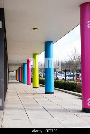 Piliers bâtiment coloré à l'extérieur des bureaux à Milton Keynes, Buckinghamshire, Angleterre Banque D'Images