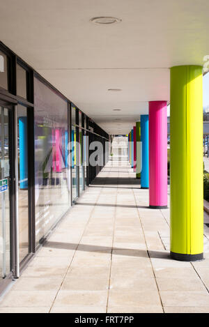 Piliers bâtiment coloré à l'extérieur des bureaux à Milton Keynes, Buckinghamshire, Angleterre Banque D'Images