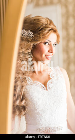 Jeune femme se regarde dans le miroir Banque D'Images