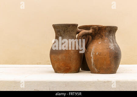 Ancien pot en argile et un morceau de bois Banque D'Images