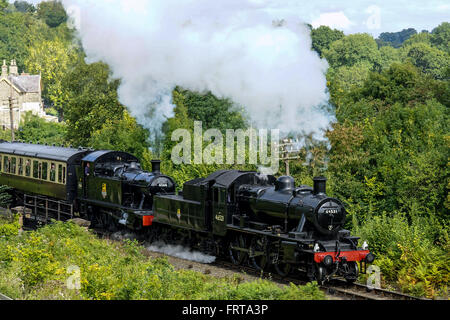 Ivatt 2-6-0 de classe 2 et Classe GWR 4500 petites prairies 2-6-2T quitter le sud Shrewsbury Banque D'Images