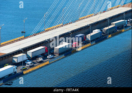 Camions en embouteillage sur le pont à l'heure de pointe du matin Banque D'Images