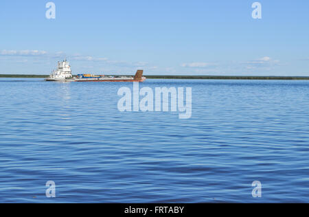 Ferry sur la grande rivière. Les rivières Yakut Lena et Aldan pas les ponts. Les gens attendent le ferry. Banque D'Images