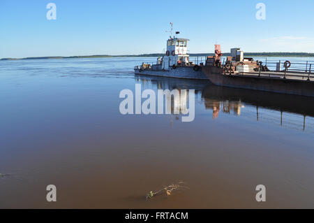 Ferry sur la grande rivière. Les rivières Yakut Lena et Aldan pas les ponts. Les gens attendent le ferry. Banque D'Images