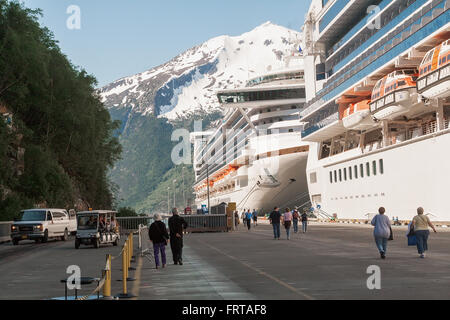 Skagway AK - 2 juin 2009 : les bateaux de croisière ancrés dans le port de Skagway, en Alaska. Les passagers à pied le quai principal à bord de leurs Banque D'Images