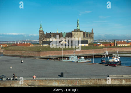 Vue sur le port et le Château de Kronborg vers le bruit et la Suède à partir de la culture, à Elseneur / Helsingør Banque D'Images