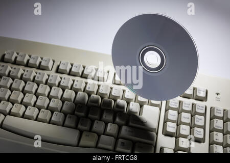 Clavier de l'ordinateur et DVD disque, technologie concept. Banque D'Images